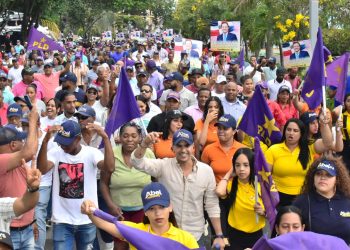 Mediante un Toque de Bandera-Caminata, el PLD en Santiago expresa solidaridad con pueblo dominicano en el Día Internacional del Trabajo