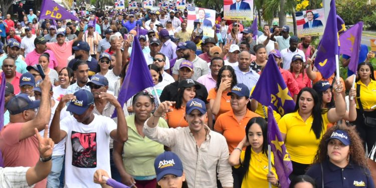 Mediante un Toque de Bandera-Caminata, el PLD en Santiago expresa solidaridad con pueblo dominicano en el Día Internacional del Trabajo