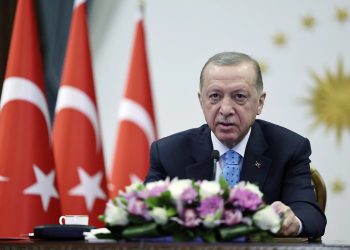Turquía vota en unas tensas elecciones si da la mano o la espalda a Erdogan