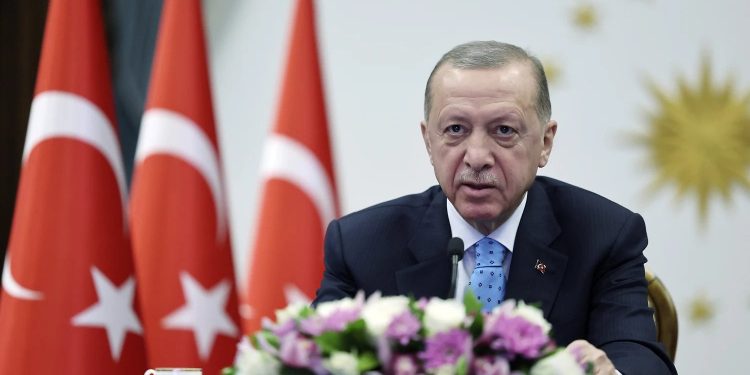 Turquía vota en unas tensas elecciones si da la mano o la espalda a Erdogan