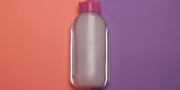 Agua micelar, tónico y esencia: cuál es la diferencia y cómo usarlos bien