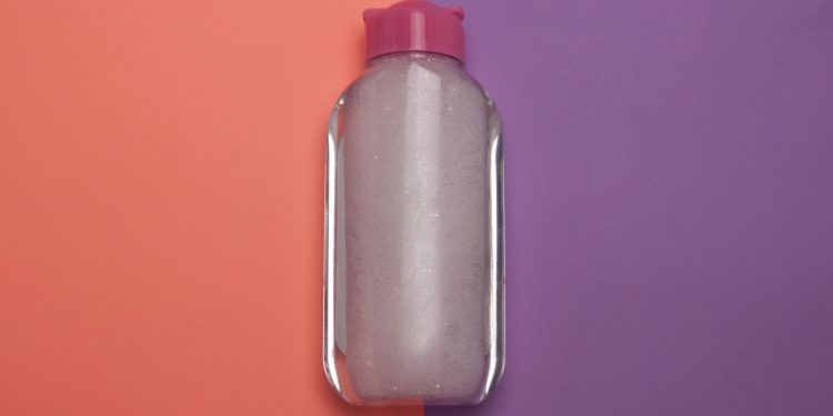 Agua micelar, tónico y esencia: cuál es la diferencia y cómo usarlos bien