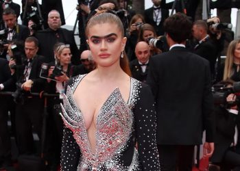 Quién es la modelo que impulsa la campaña por la uniceja y revolucionó la alfombra roja de Cannes