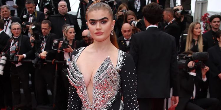 Quién es la modelo que impulsa la campaña por la uniceja y revolucionó la alfombra roja de Cannes