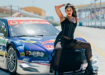 Tokischa: primera artista urbana dominicana invitada a correr en la pista Fórmula 1 de Red Bull