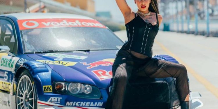 Tokischa: primera artista urbana dominicana invitada a correr en la pista Fórmula 1 de Red Bull