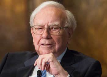 Buffett se deshace de un multimillonario paquete de acciones y desata temores por la economía de EE.UU.
