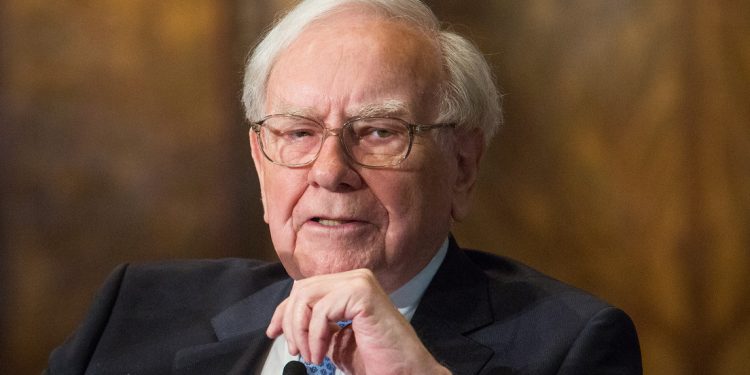 Buffett se deshace de un multimillonario paquete de acciones y desata temores por la economía de EE.UU.