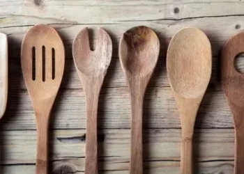 ¿Son peligrosos? Experto lanza fuerte advertencia sobre los utensilios de madera
