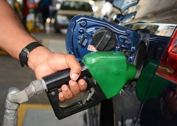 Gobierno baja precios de los combustibles