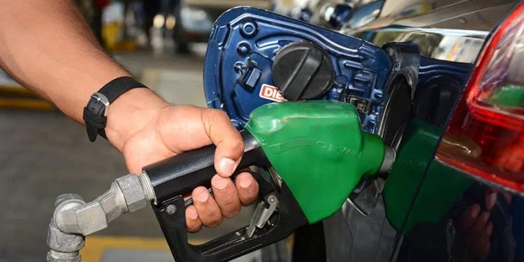 Gobierno baja precios de los combustibles