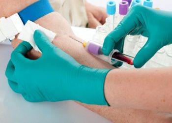 ¿Se puede beber agua antes de un análisis de sangre?