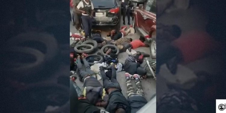 Hartos de la violencia de las pandillas, los haitianos se toman la justicia por su mano