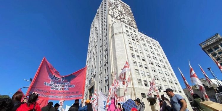 La inflación, una certeza que no cesa, y una gran manifestación de movimientos sociales