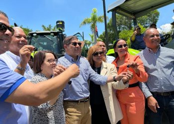 Ministerio de Agricultura entrega en Valverde 15 tractores y continúa programa de siembra masiva de alimentos