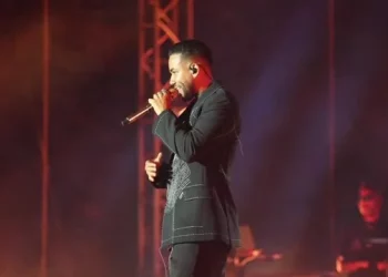 Romeo Santos canta con Ednita Nazario y Wisin & Yandel y besa “gordita” en el Hiram Bithorn