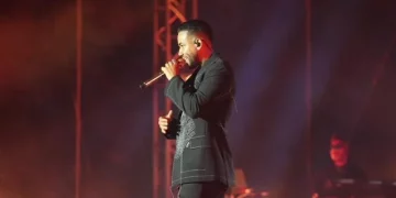 Romeo Santos canta con Ednita Nazario y Wisin & Yandel y besa “gordita” en el Hiram Bithorn