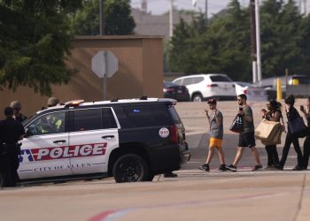 Un tiroteo en un centro comercial de Texas dejó 8 muertos y 7 heridos 