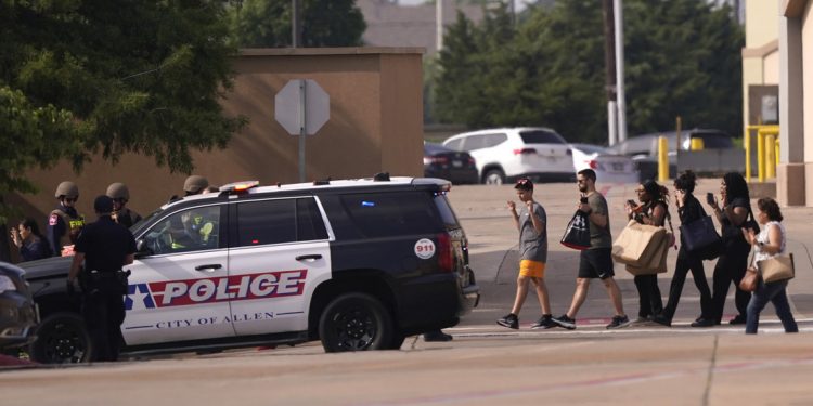 Un tiroteo en un centro comercial de Texas dejó 8 muertos y 7 heridos 