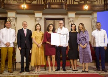 Presidente Abinader entrega Premio Excelencia Magisterial 2023 a cinco docentes