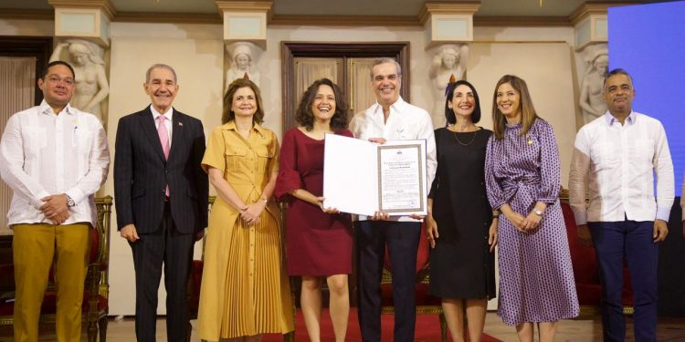 Presidente Abinader entrega Premio Excelencia Magisterial 2023 a cinco docentes