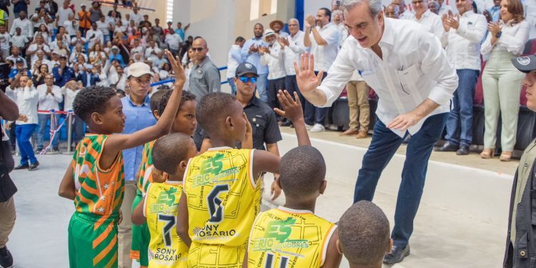 Presidente Abinader entrega reconstruido emblemático Polideportivo Eleoncio Mercedes en La Romana y San Pedro