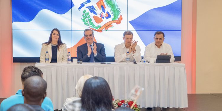 Presidente Abinader llega a Bahamas para participar en reunión de CARICOM