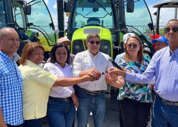 Ministerio de Agricultura entrega a productores del Suroeste 16 tractores nuevos.