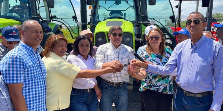 Ministerio de Agricultura entrega a productores del Suroeste 16 tractores nuevos.