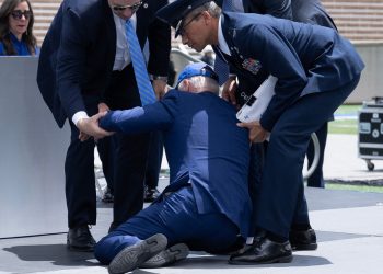 Biden cae en la ceremonia de graduación de la Academia de la Fuerza Aérea de EE.UU. : VIDEO