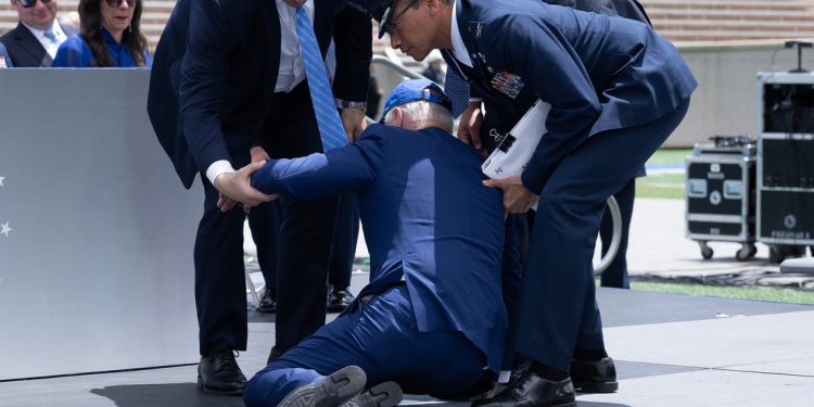 Biden cae en la ceremonia de graduación de la Academia de la Fuerza Aérea de EE.UU. : VIDEO