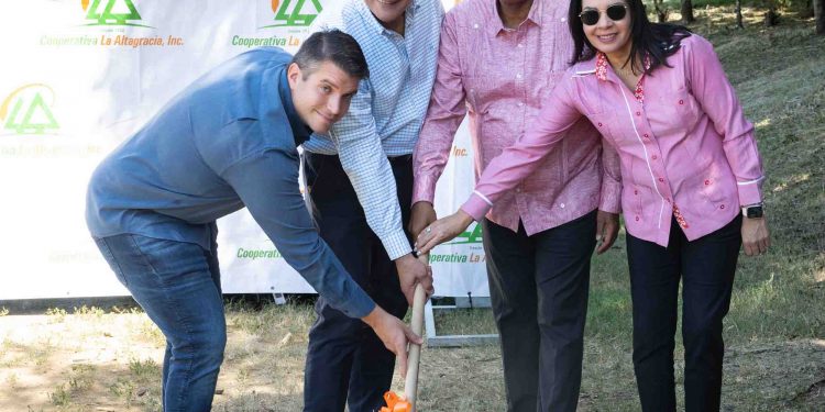 Cooperativa La Altagracia da primer picazo construcción Anfiteatro Parque Central