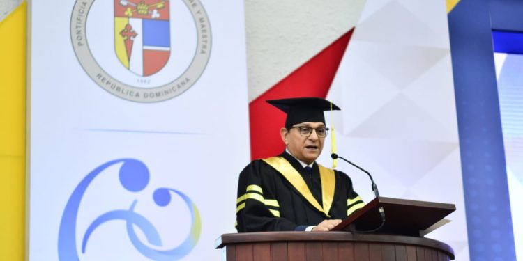 Ministro Daniel Rivera afirma que en el país ha mejorado la calidad del servicio de salud y la especialización