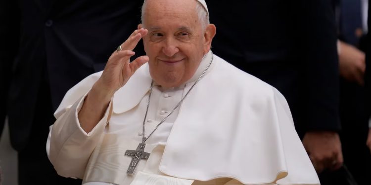 Sin complicaciones concluye la cirugía abdominal del papa Francisco