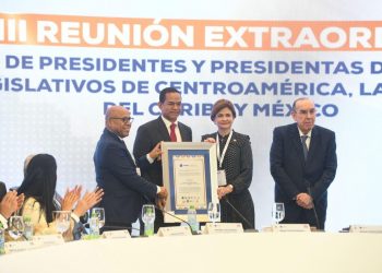 FOPREL reconoce trayectoria política y legislativa de Julio César Valentín