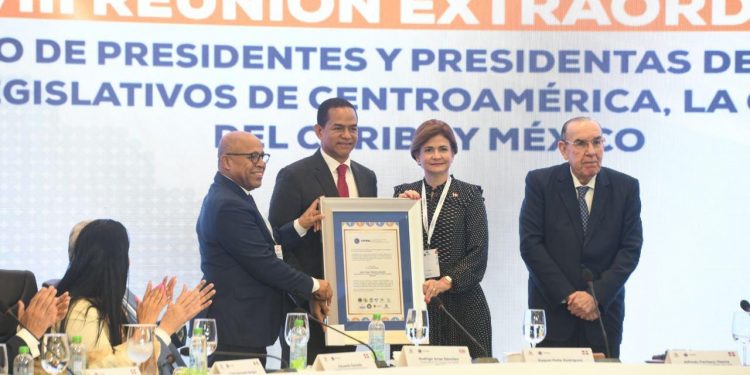 FOPREL reconoce trayectoria política y legislativa de Julio César Valentín