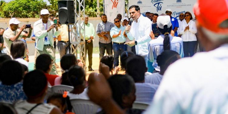 Gobierno asiste a miles de familias vulnerables de Duvergé y Oviedo con jornadas “Primero Tú”