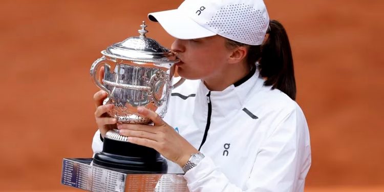 Iga Swiatek venció a Karolina Muchova en la final y ganó Roland Garros por tercera vez en su carrera