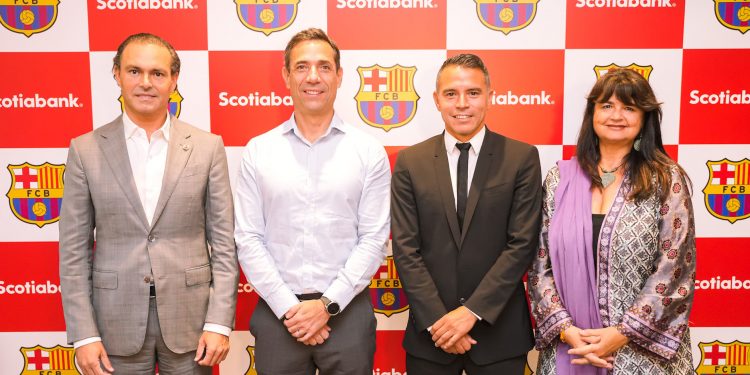 El exjugador del Barça y Legend Javier Saviola visita el proyecto que la Fundación FC Barcelona y Scotiabank desarrollan en Santo Domingo