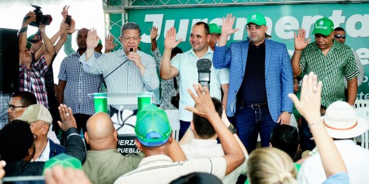 Leonel dice: «Frente al cambio pa’ tra’, volvemos pa’ lante con la Fuerza del Pueblo»