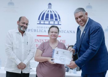 Ministerio Interior y Policía entrega nacionalidad dominicana a 30 extranjeros