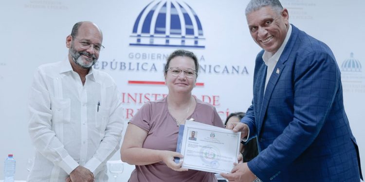 Ministerio Interior y Policía entrega nacionalidad dominicana a 30 extranjeros