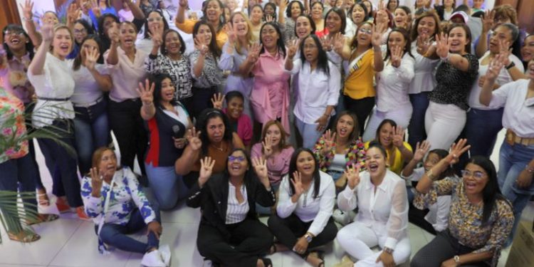 Mujeres del movimiento Más Cambio definen estrategias con miras a continuar la respostulación del presidente Abinader                     