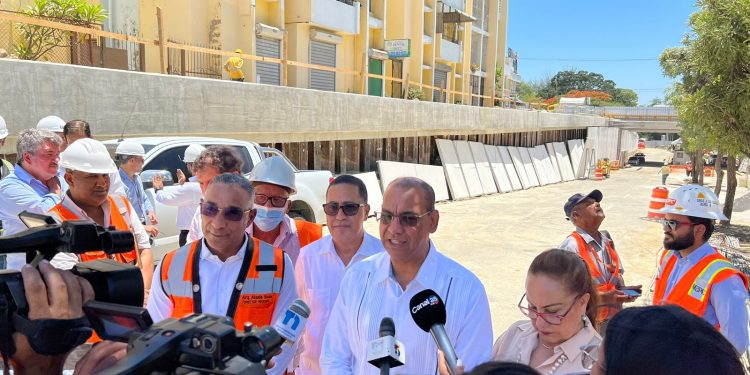 Ministro de Obras Públicas supervisa obras ejecuta gobierno en Santiago