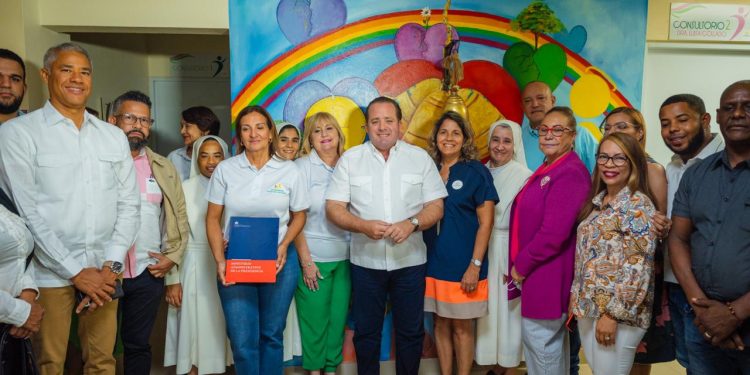 Ministro Paliza entrega aporte al Voluntariado Jesús con los Niños del Hospital Infantil Doctor Arturo Grullón