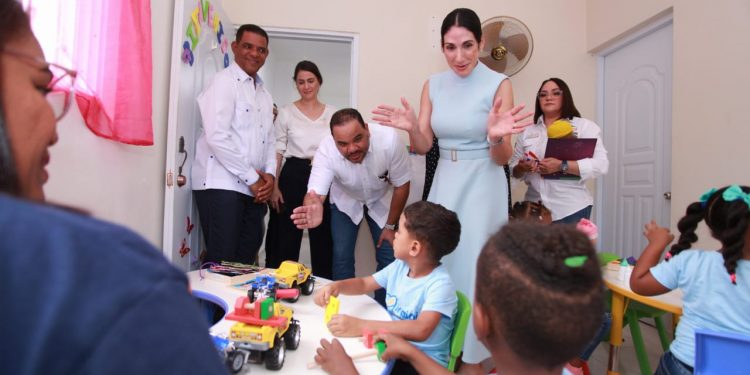 Primera dama, directora del INAIPI y vicepresidenta de la CORMIDOM inauguran CAIPI Comunitario en Maimón