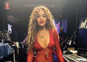 Rita Ora deslumbró con el impactante vestido que usó durante un show en compañía de Russell Crowe