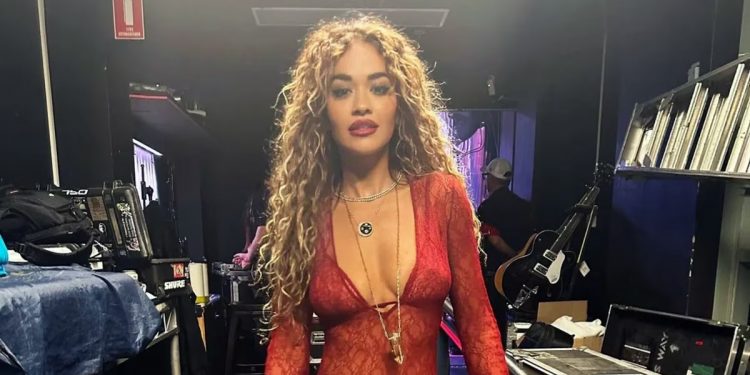 Rita Ora deslumbró con el impactante vestido que usó durante un show en compañía de Russell Crowe