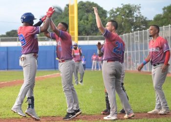 Béisbol debutó en San Salvador con triunfo en extra inning ante Nicaragua