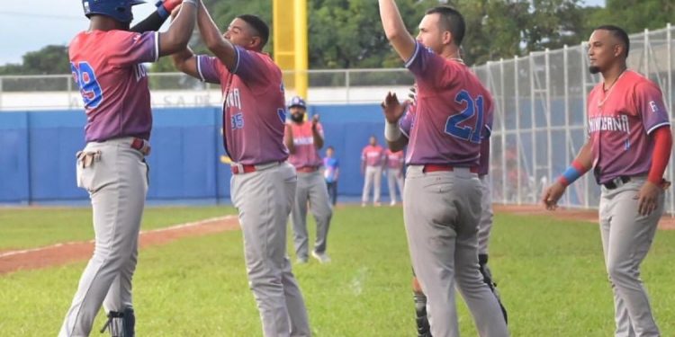Béisbol debutó en San Salvador con triunfo en extra inning ante Nicaragua